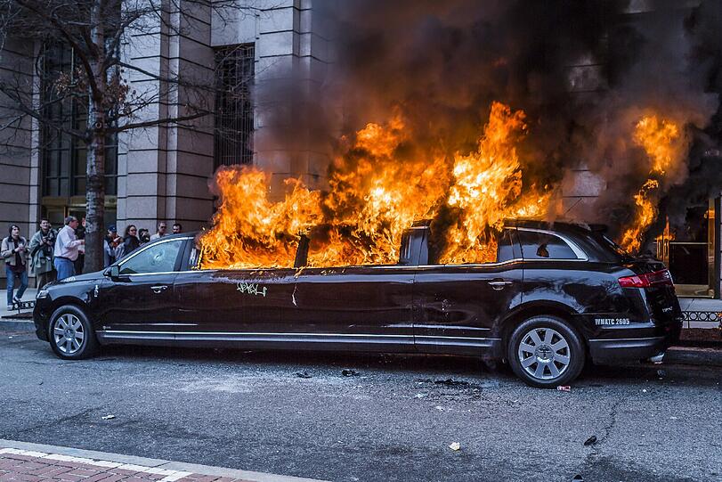 Demonstraten haben die Limousine am Rande einer Demonstration in Washington in Brand gesteckt.
