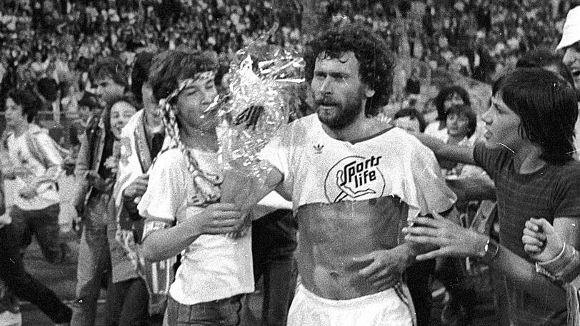 Paul Breitner (31. Mai 1983, FC Bayern &ndash; Weltauswahl 2:3): "Ich erinnere mich gerne an diesen Tag", sagt Breitner der AZ. "Es war eine große Freude." Vor allem die Stunden nach der Partie, die sich im Hotel "Vier Jahreszeiten" abspielten. "Udo Jürgens hat zwei Stunden ein Konzert gegeben, es war wie auf Tournee", sagt Breitner: "Eine wunderbare Show." Die gab es übrigens auch auf dem Platz, wo Franz Beckenbauer (mal wieder) ein Eigentor fabrizierte &ndash; und Karl-Heinz Förster Bayern-Spieler Kalle del'Haye bei einem Zweikampf die Nase brach.