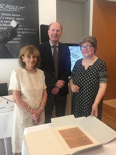 Charlotte Knobloch (v.l.n.r.), Klaus Ceynowa und Ellen Presser mit dem Brief.