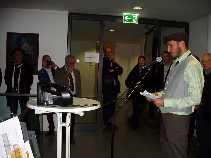 Der Sohn des Künstlers, Kirik Kouliev, bei der Vernissage. Im Hintergrund sein Vater Mommak Kouliev.