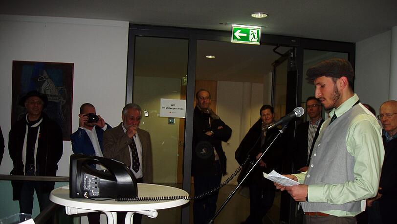 Der Sohn des Künstlers, Kirik Kouliev, bei der Vernissage. Im Hintergrund sein Vater Mommak Kouliev. Der Sohn des Künstlers, Kirik Kouliev, bei der Vernissage. Im Hintergrund sein Vater Mommak Kouliev.