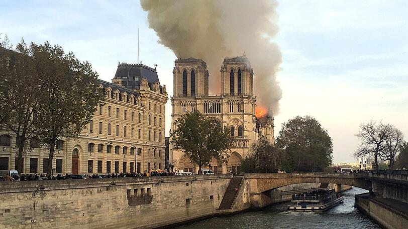 Die weltberühmte Kathedrale Notre-Dame de Paris steht in Flammen.