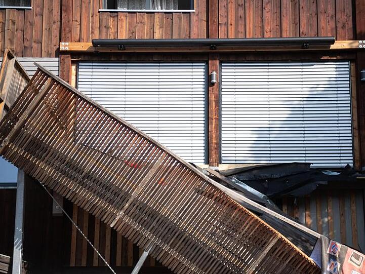 Der Balkon war unter dem Gewicht eines prall gefüllten Planschbeckens zusammengebrochen, mehrere Menschen wurden verletzt.
