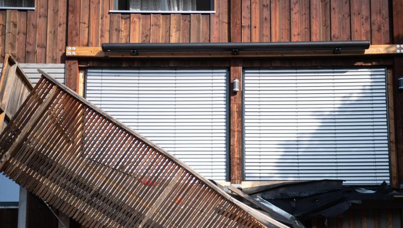 Der Balkon war unter dem Gewicht eines prall gefüllten Planschbeckens zusammengebrochen, mehrere Menschen wurden verletzt. Der Balkon war unter dem Gewicht eines prall gefüllten Planschbeckens zusammengebrochen, mehrere Menschen wurden verletzt.