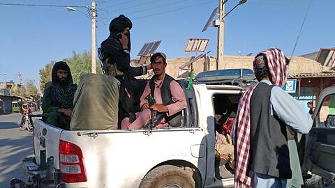 Taliban-Kämpfer patrouillieren in der Stadt Farah. Die militant-islamistische Gruppe weitet ihren schnellen Vormarsch weiter aus.