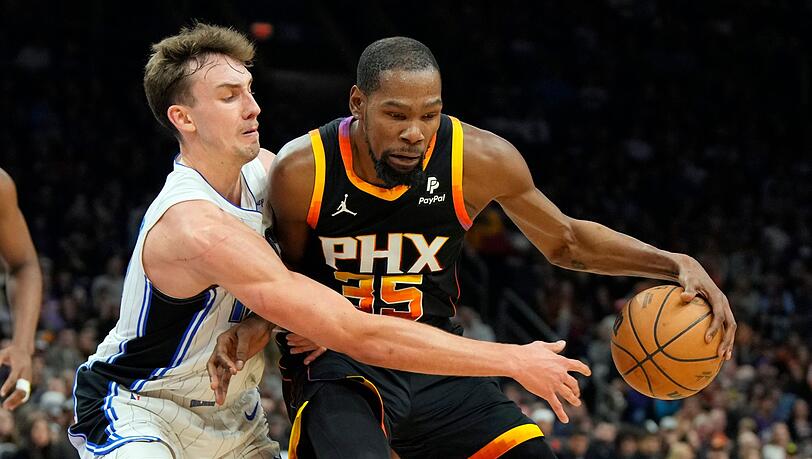 Franz Wagner (l) verteidigt gegen Suns-Starspieler Kevin Durant.