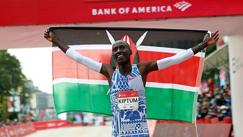 Kelvin Kiptum aus Kenia feierte seinen Weltrekordsieg beim Chicago-Marathon.