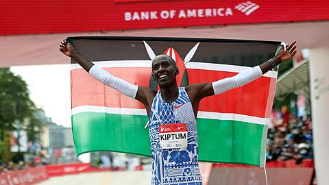 Kelvin Kiptum aus Kenia feierte seinen Weltrekordsieg beim Chicago-Marathon.