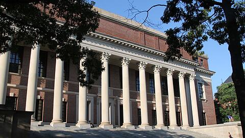 Die renommierte Harvard-Uni stellt sich dem Kurs der Trump-Regierung entgegen. (Archivbild)