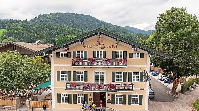 Nach zwei Jahren Umbauzeit zieht im Gasthof zur Post und dem dazugehörigen Biergarten wieder Leben ein.