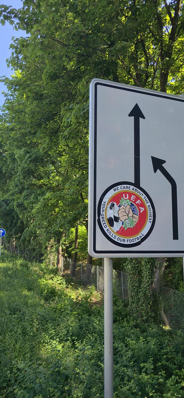 Hier verdeckt ein riesiger Aufkleber den Pfeil, der gerade aus zeigt. Hier verdeckt ein riesiger Aufkleber den Pfeil, der gerade aus zeigt.