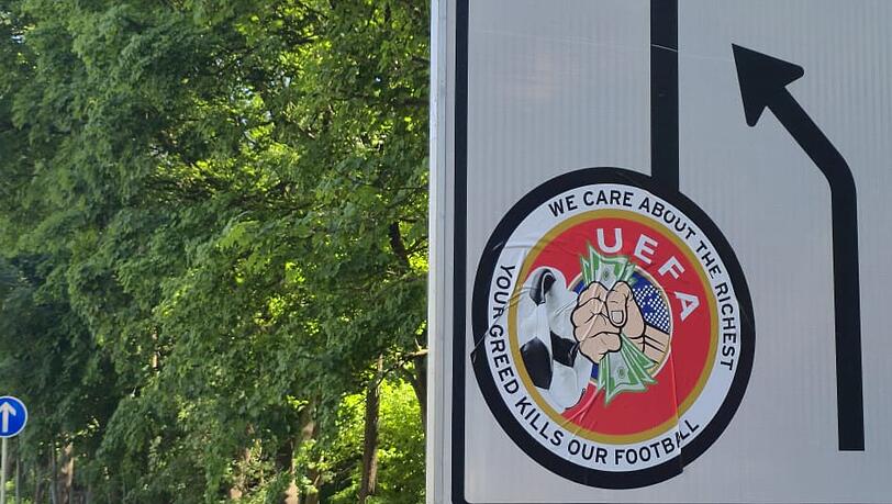 Hier verdeckt ein riesiger Aufkleber den Pfeil, der gerade aus zeigt. Hier verdeckt ein riesiger Aufkleber den Pfeil, der gerade aus zeigt.