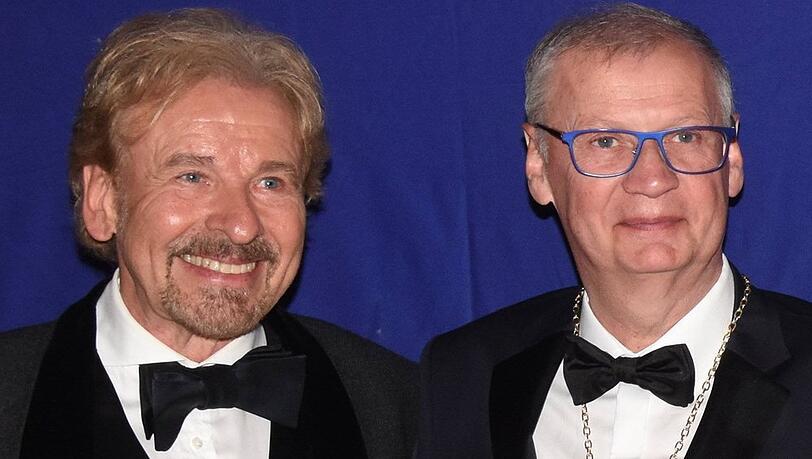 Thomas Gottschalk (l.) gratuliert Günther Jauch zum 70. Geburtstag. Thomas Gottschalk (l.) gratuliert Günther Jauch zum 70. Geburtstag.