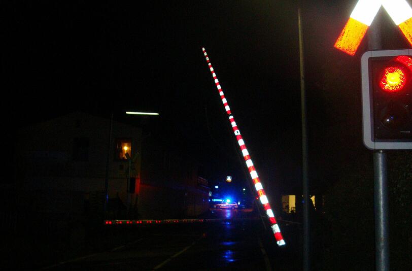 Die Unfallststelle: der Bahnübergang in der Münchner Straße in Hohenschäftlarn.