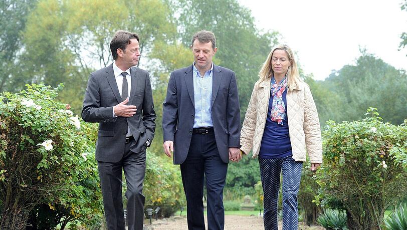 Rudi Cerne (l), Moderator von "Aktenzeichen XY...ungelöst", bei Vorgesprächen in der Nähe von Birmingham (Großbritannien) mit den Eltern des seit 2007 vermissten Mädchen Madeleine McCann Rudi Cerne (l), Moderator von "Aktenzeichen XY...ungelöst", bei Vorgesprächen in der Nähe von Birmingham (Großbritannien) mit den Eltern des seit 2007 vermissten Mädchen Madeleine McCann