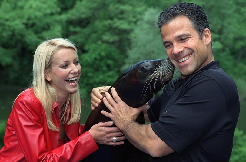 Karina Kraushaar mit Holger Speck bei Dreharbeiten zu der ZDF-Serie "Hallo Robbie"
