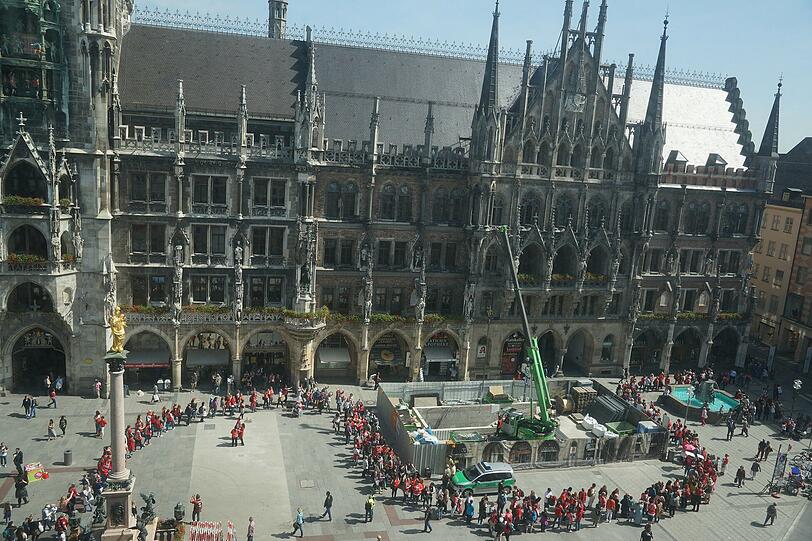Erzieherinnen, Mütter und Sozialarbeiterinnen und Unterstützer bei Menschenkette am Marienplatz in München.