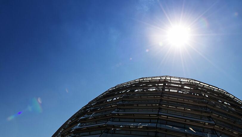 Wegen Temperaturen von bis zu 60 Grad wurde die Reichstagskuppel am Samstag gesperrt. Wegen Temperaturen von bis zu 60 Grad wurde die Reichstagskuppel am Samstag gesperrt.