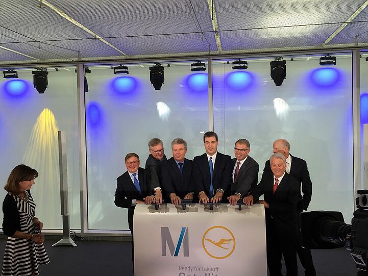 Bei der Enthüllungszeremonie v.l.: Flughafenchef Michel Kerkloh, Lufthansa-Geschäftsführer Thomas Winkelmann, OB Dieter Reiter, Minister Markus Söder, Lufthansachef Kasten Spohr, Flughafen-Finanzchef Thomas Weyer und Architekt Norbert Koch.
