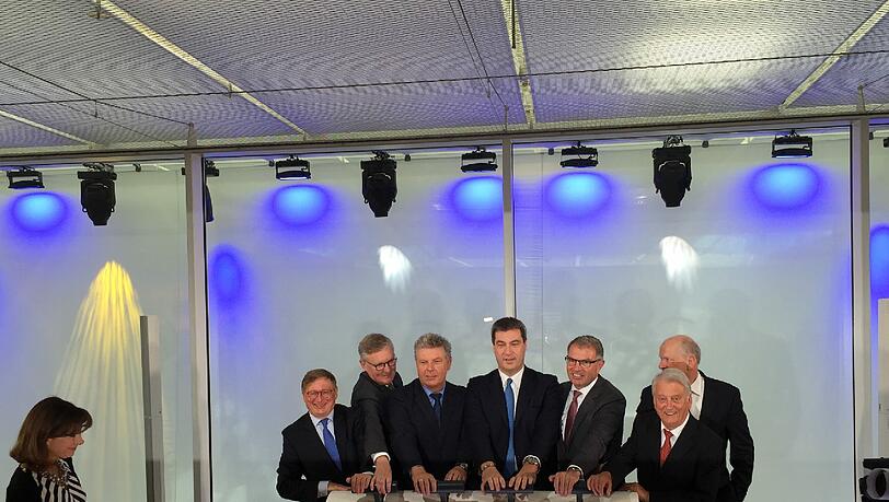 Bei der Enthüllungszeremonie v.l.: Flughafenchef Michel Kerkloh, Lufthansa-Geschäftsführer Thomas Winkelmann, OB Dieter Reiter, Minister Markus Söder, Lufthansachef Kasten Spohr, Flughafen-Finanzchef Thomas Weyer und Architekt Norbert Koch. Bei der Enthüllungszeremonie v.l.: Flughafenchef Michel Kerkloh, Lufthansa-Geschäftsführer Thomas Winkelmann, OB Dieter Reiter, Minister Markus Söder, Lufthansachef Kasten Spohr, Flughafen-Finanzchef Thomas Weyer und Architekt Norbert Koch.