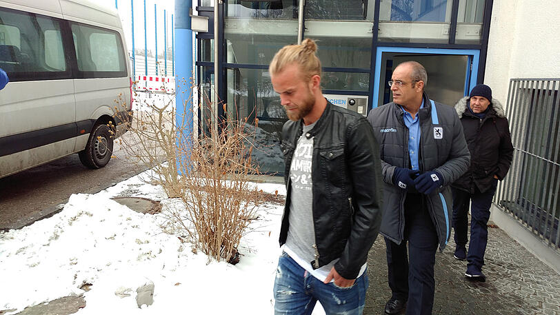 Christian Gytkjaer auf dem Vereinsgelände des TSV 1860 München. Möglicherweise der nächste Löwen-Neuzugang. Rechts daneben: Geschäftsführer Anthony Power.