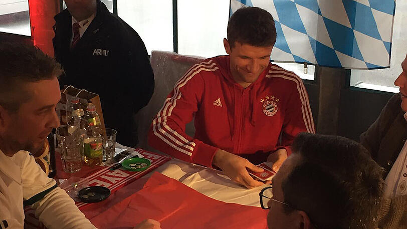 Bayern-Star Thomas Müller besuchte einen Fanklub in Regensburg: die Bilder.