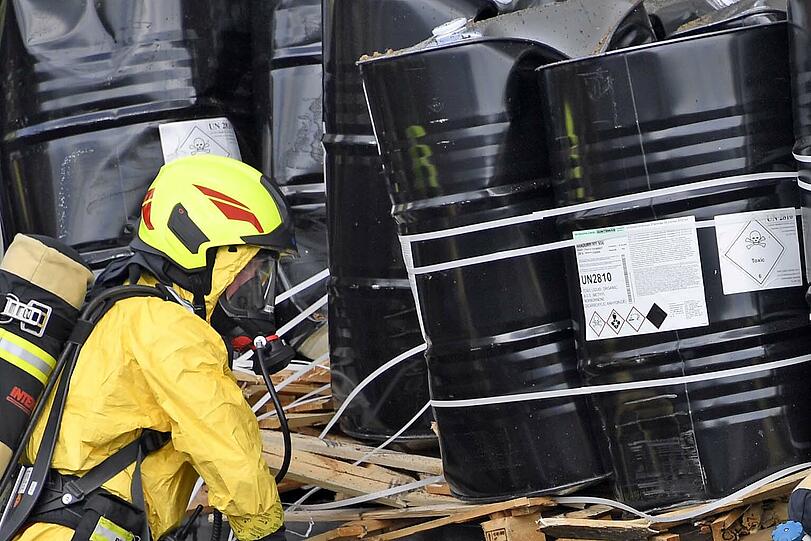Spezialkräfte im Einsatz: Einer der Lastwagen hatte Klebstoffe geladen und war als Gefahrguttransporter gekennzeichnet.