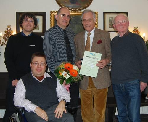 Bei der Ehrung (v. l.): Dr. Oliver Kortner (stellv. Vorsitzender), Christian Löhr (stellv. Vorsitzender), Frieder Vogelsgesang (Vorsitzender), Roland Schichtel (Geschäftsführer), Folker Teußer (Schatzmeister).