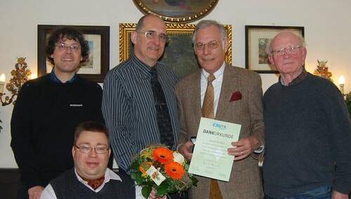 Bei der Ehrung (v. l.): Dr. Oliver Kortner (stellv. Vorsitzender), Christian Löhr (stellv. Vorsitzender), Frieder Vogelsgesang (Vorsitzender), Roland Schichtel (Geschäftsführer), Folker Teußer (Schatzmeister). Bei der Ehrung (v. l.): Dr. Oliver Kortner (stellv. Vorsitzender), Christian Löhr (stellv. Vorsitzender), Frieder Vogelsgesang (Vorsitzender), Roland Schichtel (Geschäftsführer), Folker Teußer (Schatzmeister).