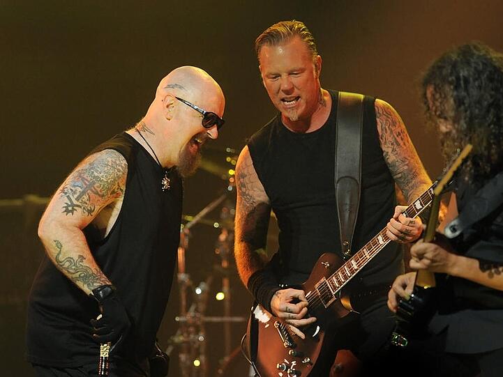 Rob Halford (l.) neben Metallicas James Hetfield und Kirk Hammett bei einer Show 2013
