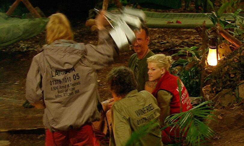 ... ohne zu beachten, dass die nassen Schalen in ihrer Hand auf Winfried tropfen.