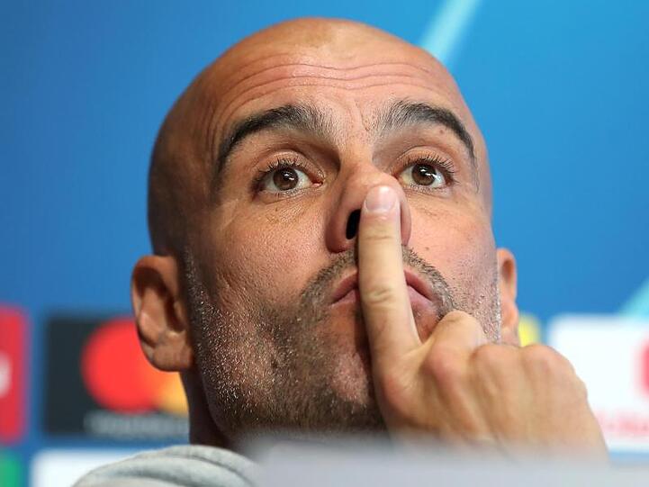 Pep Guardiola gestikuliert während einer Pressekonferenz. Foto: Martin Rickett/PA Wire/dpa