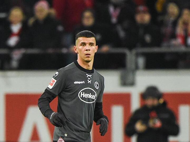Fortuna Düsseldorfs Alfredo Morales spielt den Ball. Foto: Christophe Gateau/Archiv