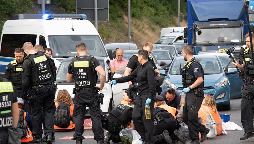 Demonstranten der Gruppe "Letzte Generation" haben Mitte Juli eine Ausfahrt der Berliner Stadtautobahn im Stadtteil Schöneberg blockiert.