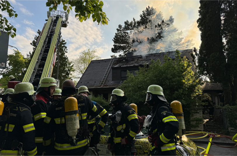Die Berufsfeuerwehr München und die Freiwillige Feuerwehr bei einem Hausbrand in Milbertshofen, der vor Ort als Großbrand eingestuft wurde.