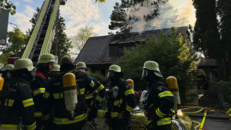 Die Berufsfeuerwehr München und die Freiwillige Feuerwehr bei einem Hausbrand in Milbertshofen, der vor Ort als Großbrand eingestuft wurde. Die Berufsfeuerwehr München und die Freiwillige Feuerwehr bei einem Hausbrand in Milbertshofen, der vor Ort als Großbrand eingestuft wurde.