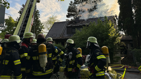 Die Berufsfeuerwehr München und die Freiwillige Feuerwehr bei einem Hausbrand in Milbertshofen, der vor Ort als Großbrand eingestuft wurde.