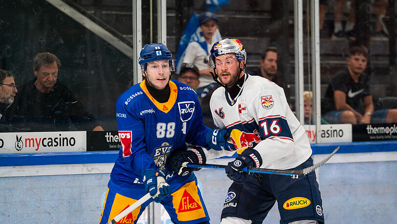 EHC-Star Konrad Abeltshauser (r.) im Duell mit Sven Senteler vom EV Zug.