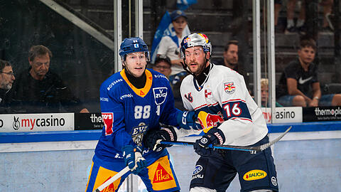 EHC-Star Konrad Abeltshauser (r.) im Duell mit Sven Senteler vom EV Zug.