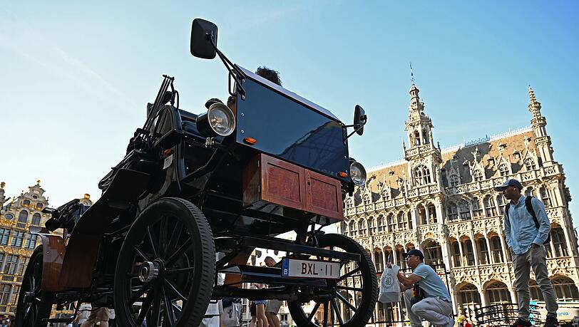 Eine E-Kutsche steht auf dem Grand-Place/Grote Markt im Zentrum von Brüssel. Eine E-Kutsche steht auf dem Grand-Place/Grote Markt im Zentrum von Brüssel.