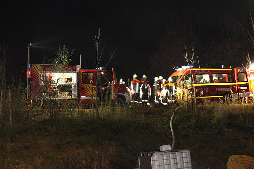 Spektakuläre Bilder: In Gangkofen (Landkreis Rottal-Inn) ist eine Lagerhalle durch ein Feuer vollständig zerstört worden. Die Feuerwehr kämpfte gegen die Flammen.