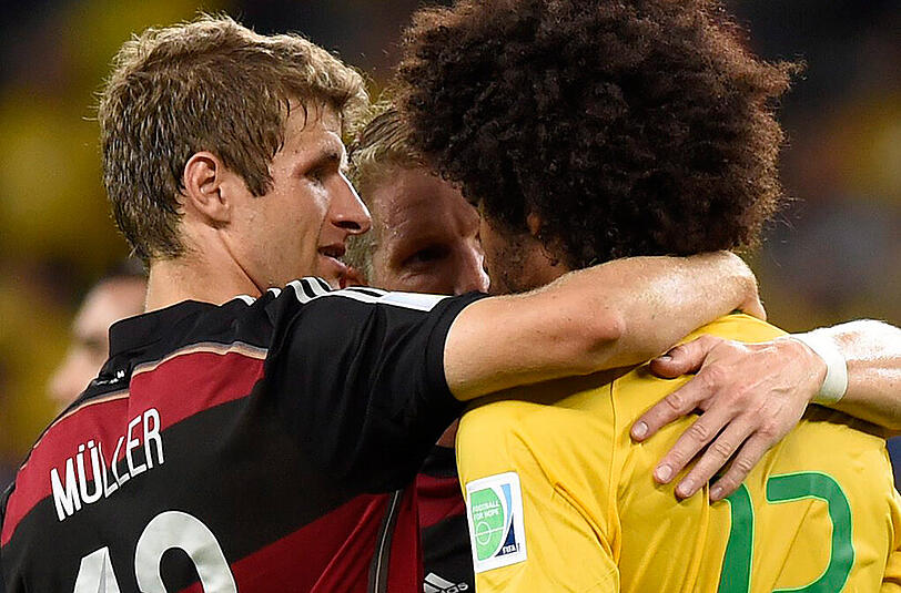 Thomas Müller und Dante nach Abpfiff beim 7:1 Deutschlands im WM-Halbfinale gegen Brasilien.