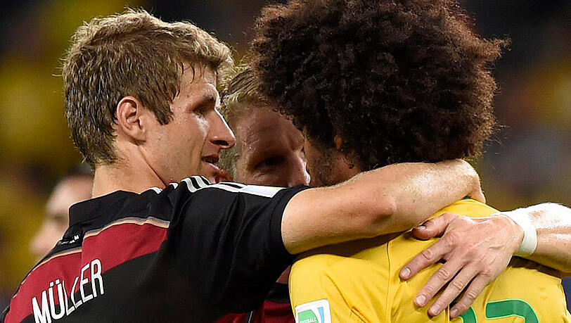 Thomas Müller und Dante nach Abpfiff beim 7:1 Deutschlands im WM-Halbfinale gegen Brasilien. Thomas Müller und Dante nach Abpfiff beim 7:1 Deutschlands im WM-Halbfinale gegen Brasilien.