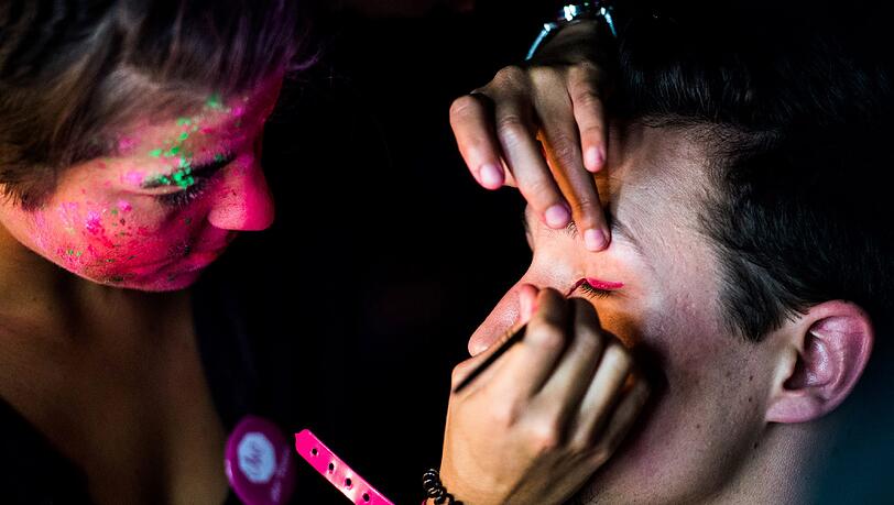 Zum großen Auftritt gehört natürlich auch jede Menge Schminke - wie sie aufgelegt wird, das zeigen junge Maskenbildner. Zum großen Auftritt gehört natürlich auch jede Menge Schminke - wie sie aufgelegt wird, das zeigen junge Maskenbildner.