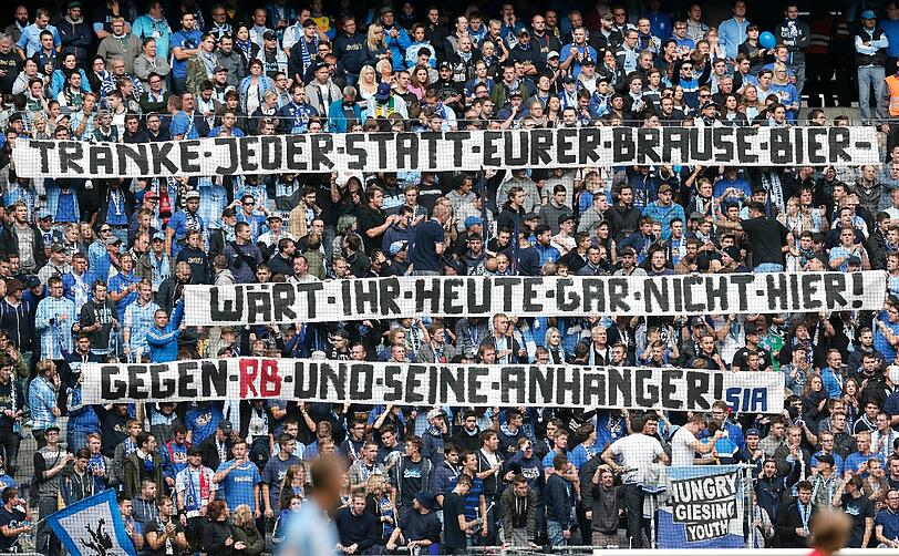 Stimmung gegen RB Leipzig: Dieses Banner präsentierte die Löwen-Fankurve im Hinspiel gegen den Brauseklub in der Allianz Arena.