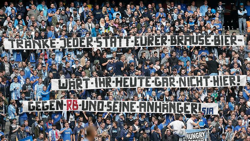 Stimmung gegen RB Leipzig: Dieses Banner präsentierte die Löwen-Fankurve im Hinspiel gegen den Brauseklub in der Allianz Arena. Stimmung gegen RB Leipzig: Dieses Banner präsentierte die Löwen-Fankurve im Hinspiel gegen den Brauseklub in der Allianz Arena.