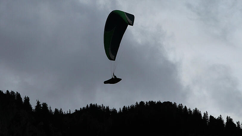 Flug mit einem Gleitschirm (Arcvhivbild)