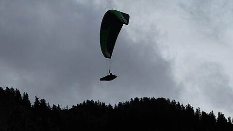 Flug mit einem Gleitschirm (Arcvhivbild)