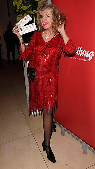 Jutta Speidel &ndash; ganz in Rot.