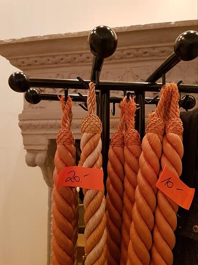 Beim Basar im Königshof haben am Donnerstag einige Interessierte nach großen und kleinen Schätzen gestöbert.